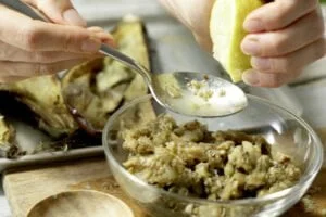 اضافه کردن آب نارنج به بادمجان کبابی برای کشک بادمجان