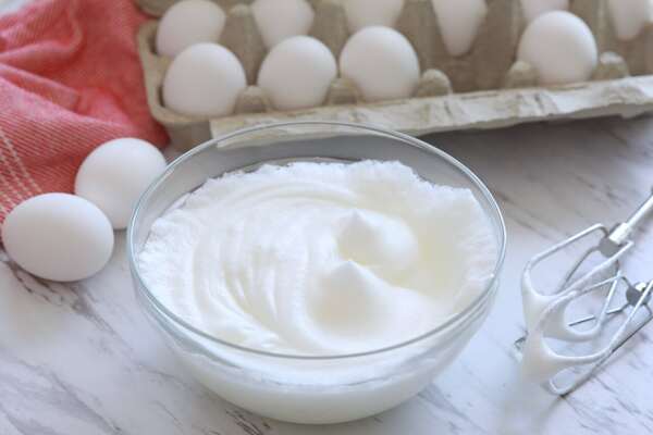 آماده کردن سفیده تخم‌مرغ برای کیک اسفنجی بدون شیر