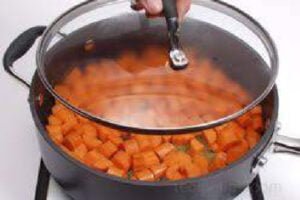 پخت هویج برای سالاد ماکارونی