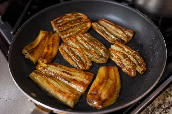 سرخ کردن بادمجان برای تهیه کشک بادمجان با گردو و گوشت