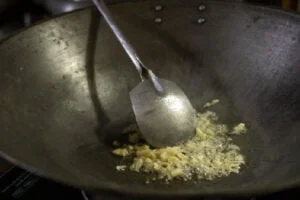 سیر سرخ شده برای کشک بادمجان مازندرانی