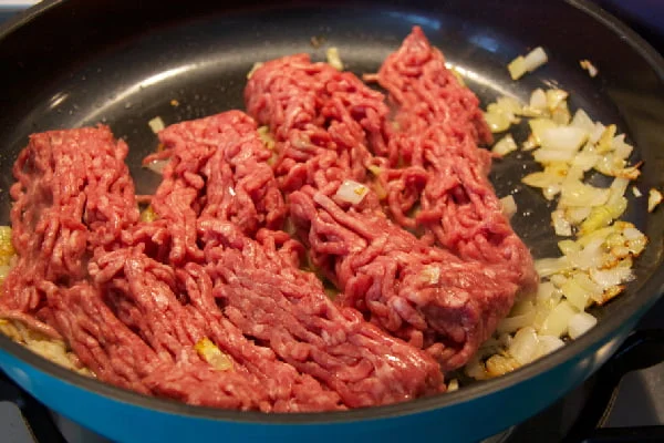 تفت دادن گوشت برای کشک بادمجان با گوشت