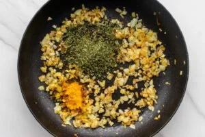 سرخ کردن پیاز و نعناع برای تهیه کشک بادمجان با گردو