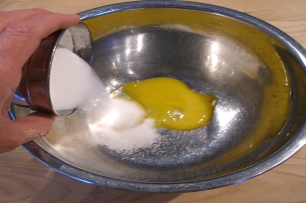 آماده کردن زرده تخم‌مرغ در طرز تهیه کیک اسفنجی با آب