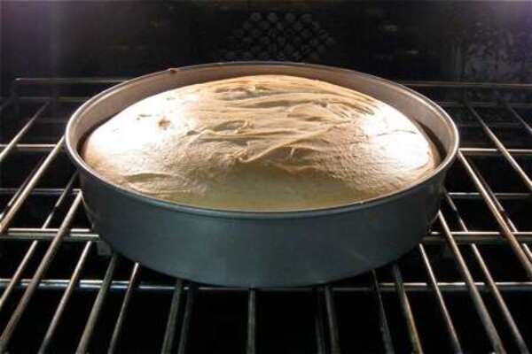 گذاشتن قالب در فر برای تهیه کیک اسفنجی بدون شیر