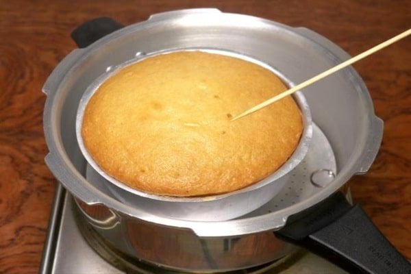 پخت کیک در طرز تهیه کیک اسفنجی همزن برقی