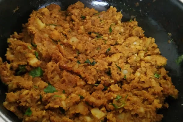 آماده کردن مواد برای طرز تهیه سمبوسه سیب زمینی