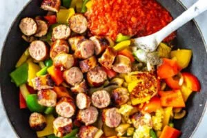 ریختن رب مواد میانی سمبوسه پیتزایی