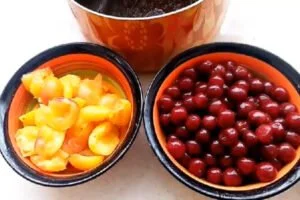 آماده کردن آلبالو و زرد آلو برای تهیه لواشک آلبالو