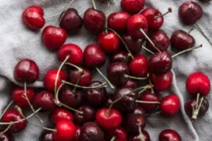 شستن آلبالو برای ترشی آلبالو