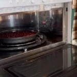 قرار دادن آلبالو در سولاردام برای تهیه آلبالو خشکه