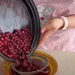 گرفتن آب آلبالو برای تهیه آلبالو خشکه