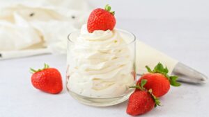 طرز تهیه خامه کیک با خامه صبحانه