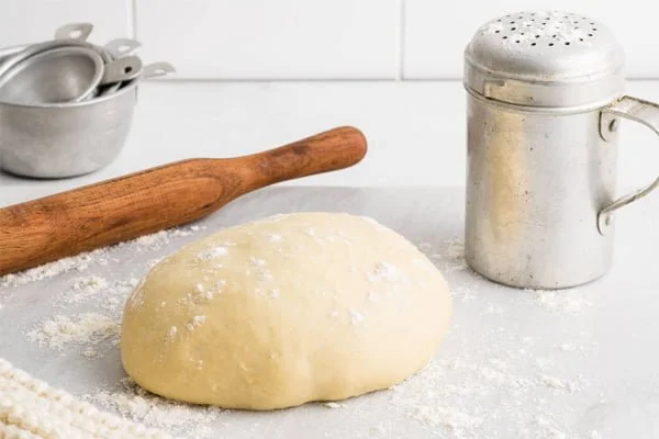 خمیر پیتزا در یخچال