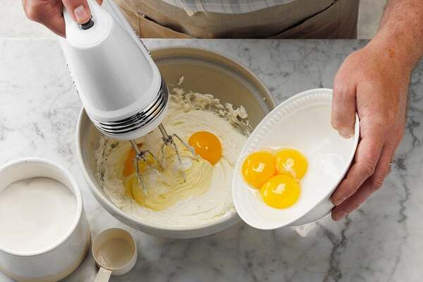 اضافه کردن تخم مرغ به مایه خمیر در طرز تهیه نون خامه ای