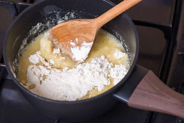اضافه کردن به کره و شکر در تهیه خمیر نون خامه ای