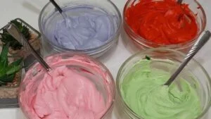 افزودن رنگ خوراکی به خامه کیک