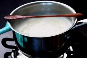 به غلظت رسیدن نشاسته و شکر در طرز تهیه خامه