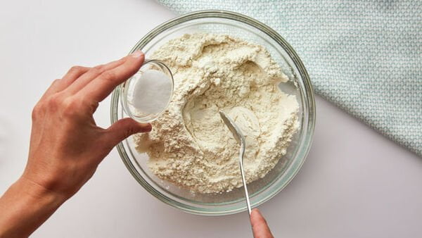مخلوط کردن نمک و آرد برای تهیه دونات