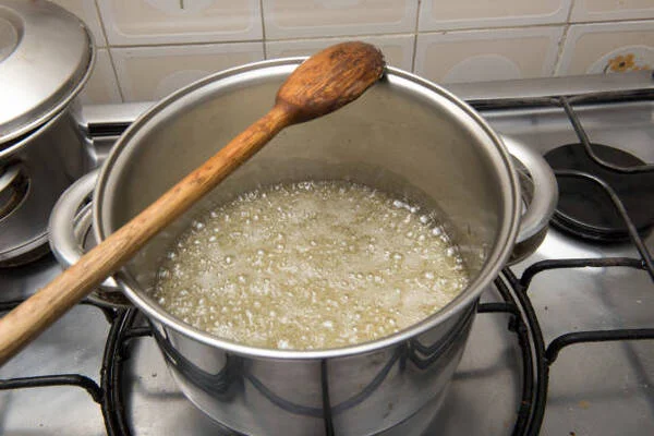 مخوط کردن شکر و کرم تارتار در طرز تهیه خامه کیک با سفیده تخمه مرغ