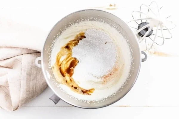 مخلوط کردن خامه، پودر قند و وانیل در طرز تهیه خامه کیک