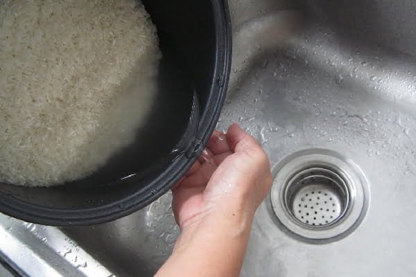 خیس کردن برنج برای طرز تهیه شله زرد نذری