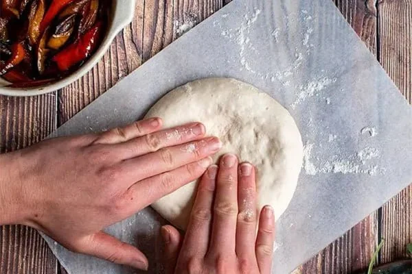 طرز تهیه پیتزا با قارچ و سوسیس