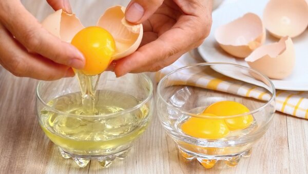 جداسازی زرده و سفیده تخم مرغ در طرز تهیه رولت خامه ای ب پیمانه