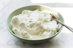 خامه فرم گرفته در طرز تهیه خامه با نشاسته