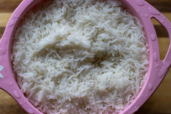 آبکش برنج برای طرز تهیه زرشک پلو با مرغ مجلسی