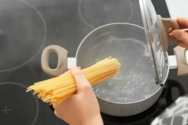 آبکش کردن ماکارونی برای طرز پخت ماکارونی با سویا
