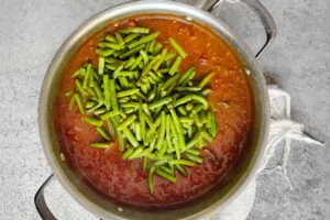 پختن لوبیا برای طرز تهیه لوبیا پلو با گوشت تکه ای