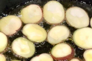 تهیه ته دیگ برای طرز تهیه لوبیا پلو با گوشت تکه ای