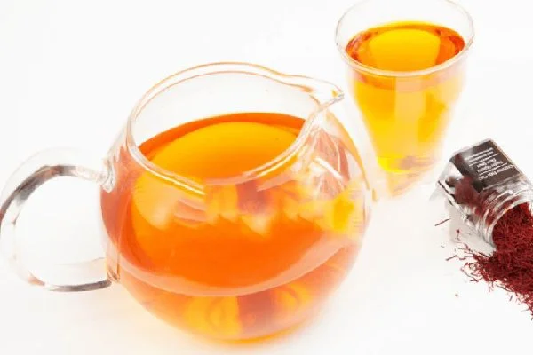 آماده کردن زعفران برای تهیه شله زرد نذری