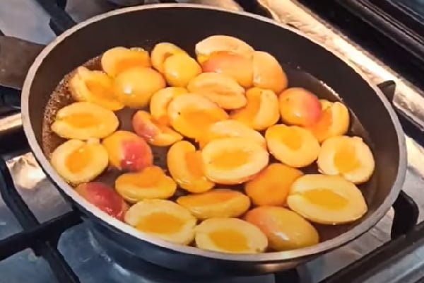 ریختن زردآلو در شربت برای تهیه برگه زردآلو