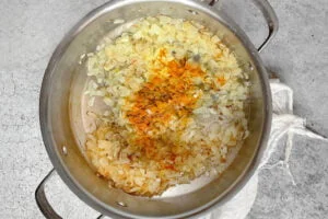 سرخ کردن پیاز برای طرز تهیه لوبیا پلو با گوشت تکه ای