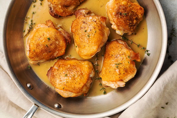 سرخ کردن ران مرغ در تابه برای پخت زرشک پلو با مرغ 