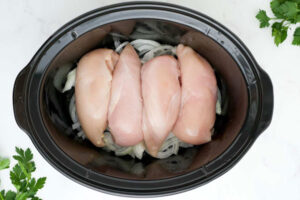 چیدن مرغ ها روی پیاز در قابلمه