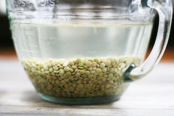 عدس را در آب برای طرز تهیه عدس پلو بخیسانید