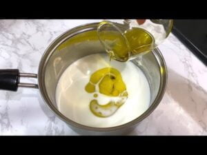 اضافه کردن روغن به شیر برای خمیر پای سیب