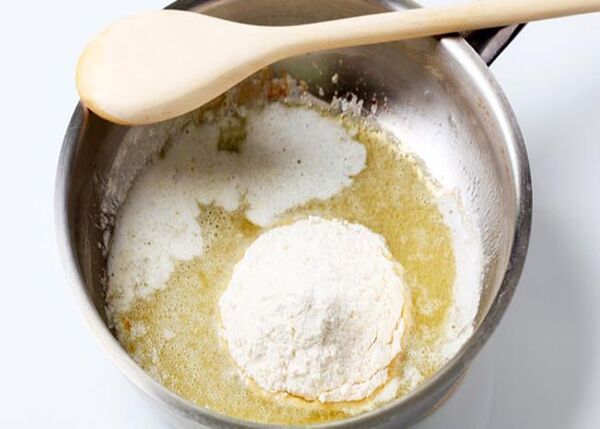 اضافه کردن آرد به مخلوط کره و شکر