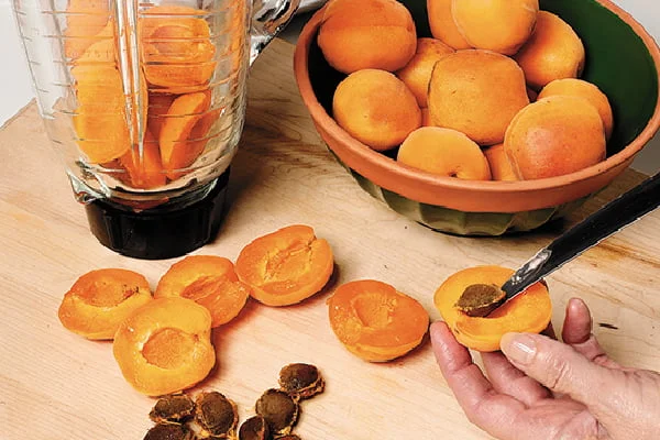 آماده کردن زردآلو برای تهیه شربت زردآلو