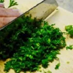خرد کردن سبزی مرغ ترش