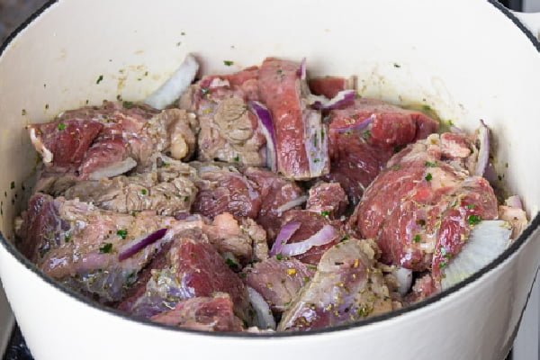 پختن گوشت برای طرز تهیه بزقرمه کرمانی