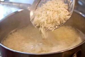 پختن برنج برای طرز تهیه عدس پلو دمی