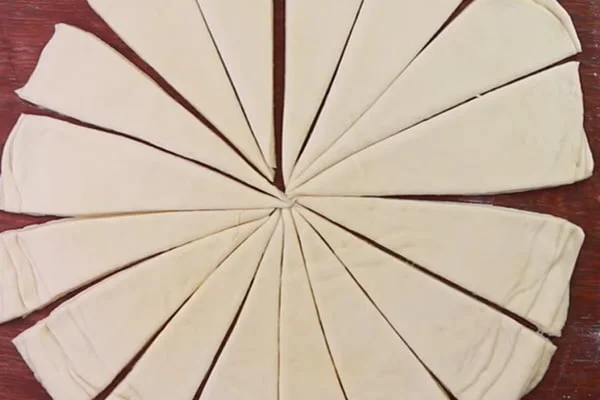 cutting-croissant-dough