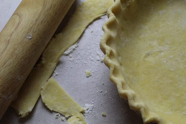 قالب زدن خمیر کراست در تهیه پای سیب فرانسوی