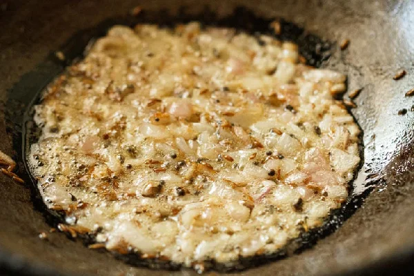 سیر و پیاز مرغ ترش را تفت دهید