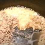 اضافه کردن گردو به مواد برای تهیه مرغ ترش گیلانی