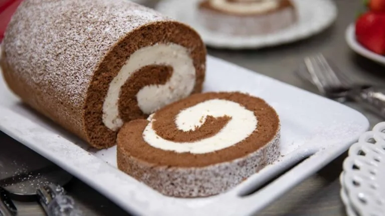 تزئین رولت خامه ای